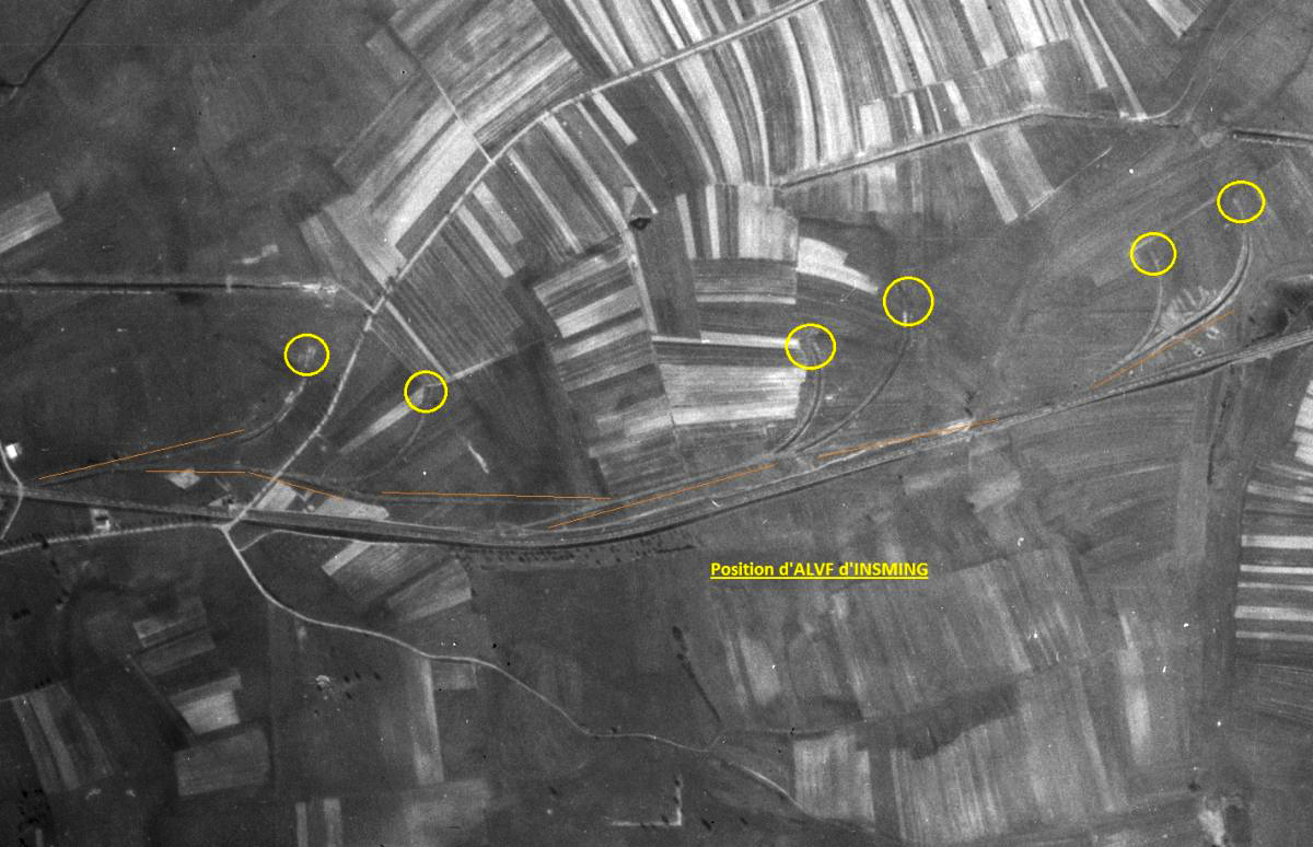 Ligne Maginot - INSMING (A.L.V.F.) - (Position ALVF) - Les 6 épis ainsi que leurs voies de raccordement sont bien visibles. Noter au passage le fossé et les casemates de la ligne CEZF en construction juste en avant. - Geoportail - IGN 1948