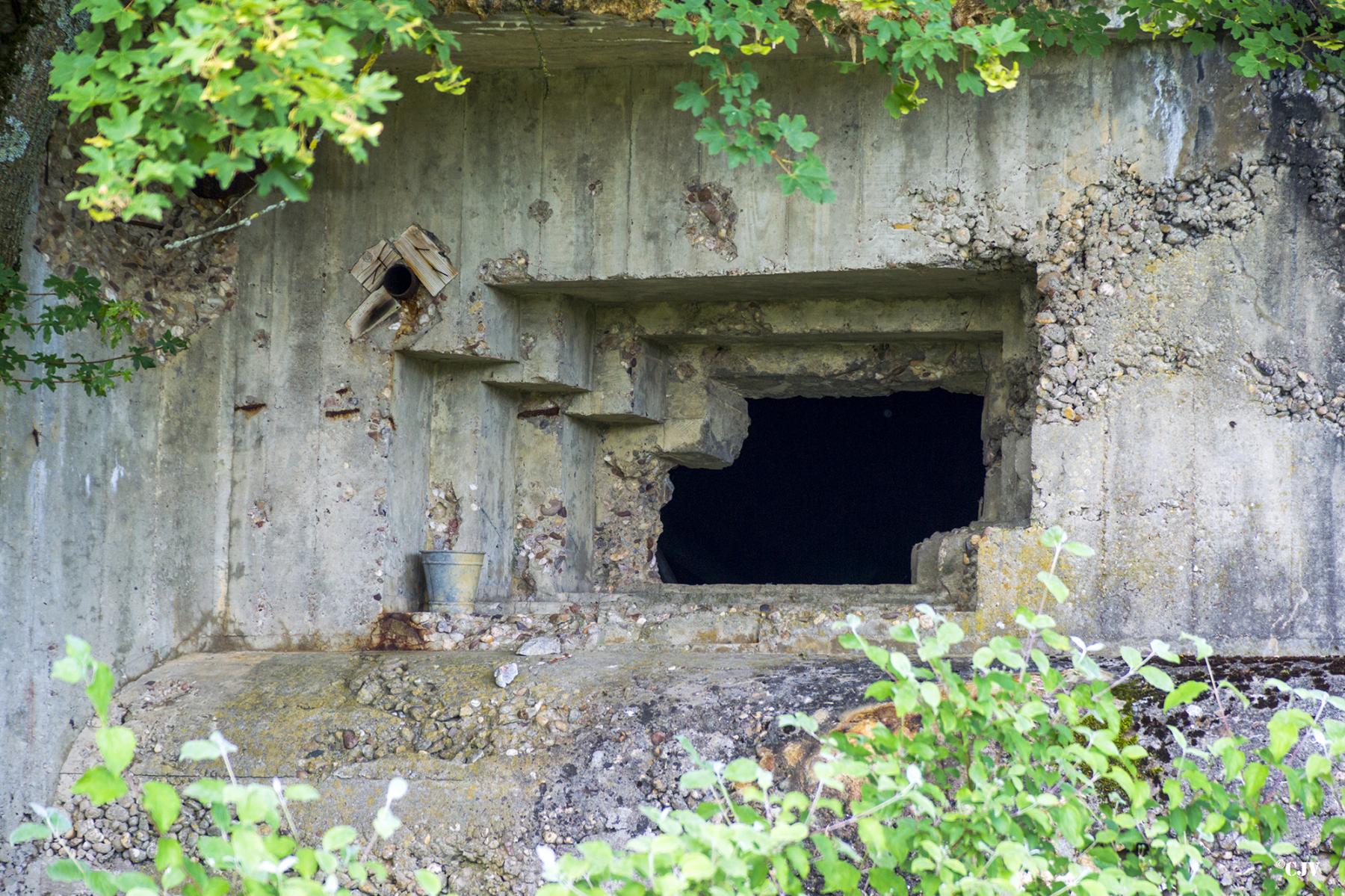 Ligne Maginot - CEZF-4 - SARRE UNION NORD-EST - (Casemate d'infanterie - Double) - Créneau pour canon à ouverture réduite au prix d'une complication du coffrage en faisant 2 ouvertures différentes pour le passage du tube du canon et de la lunette de visée - Lia VERMEULEN