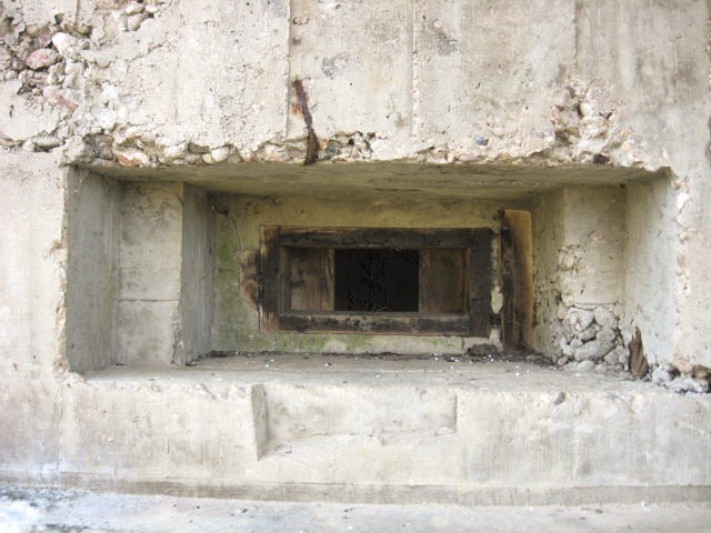 Ligne Maginot - CEZF-4 - SARRE UNION NORD-EST - (Casemate d'infanterie - Double) - Créneau mitrailleuse - Christian LENHARD