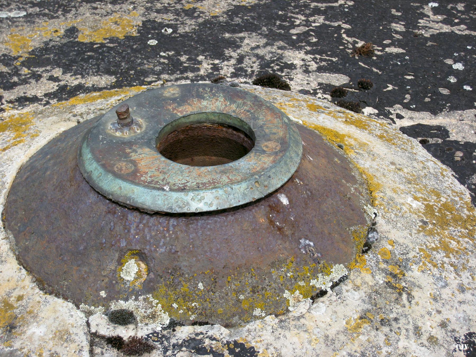 Ligne Maginot - DB26 - (Blockhaus pour canon) - L'orifice du périscope - Lia VERMEULEN