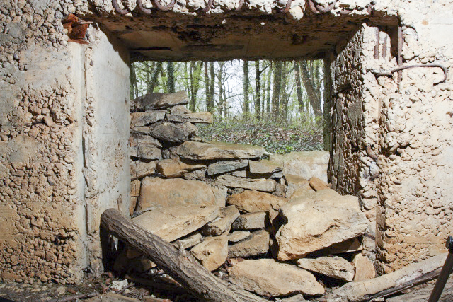 Ligne Maginot - DB230 - PINAUSET - (Blockhaus pour canon) - L'accès pour l'arme à été en partie obstrué. Dans les matériaux ayant servi à cette action, on trouve des sacs de ciment inutilisés, vraisemblablement d'époque, solidifiés par le temps. - www.arnaultjl-photo.com