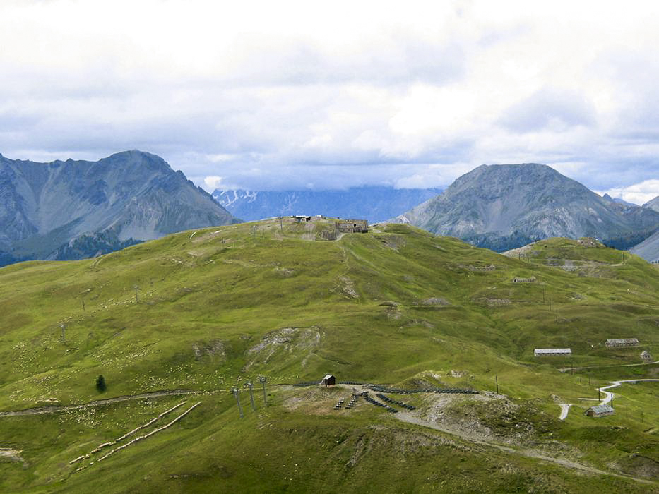 Ligne Maginot - GONDRAN C - (Ouvrage d'infanterie) - Au milieu le Fort Gondran C, à droite le Réduit Gondran D.
Vue depuis la montée au Janus - STRECKER Jürgen