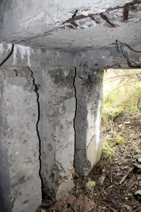 Ligne Maginot - C11 - CONFLUENT 2 - (Blockhaus pour canon) - La fermeture de  l'entrée se faisait à l'aide d'une double rangée de rails empilés - Christian LENHARD