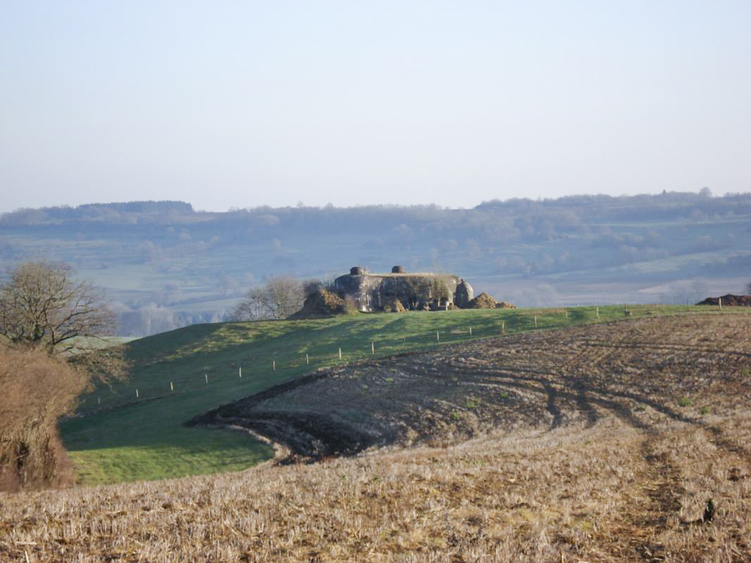 Ligne Maginot - GUERLETTE - (Casemate d'infanterie - double) - Face gauche, pris de Thonne-le-Thil - R Tucker