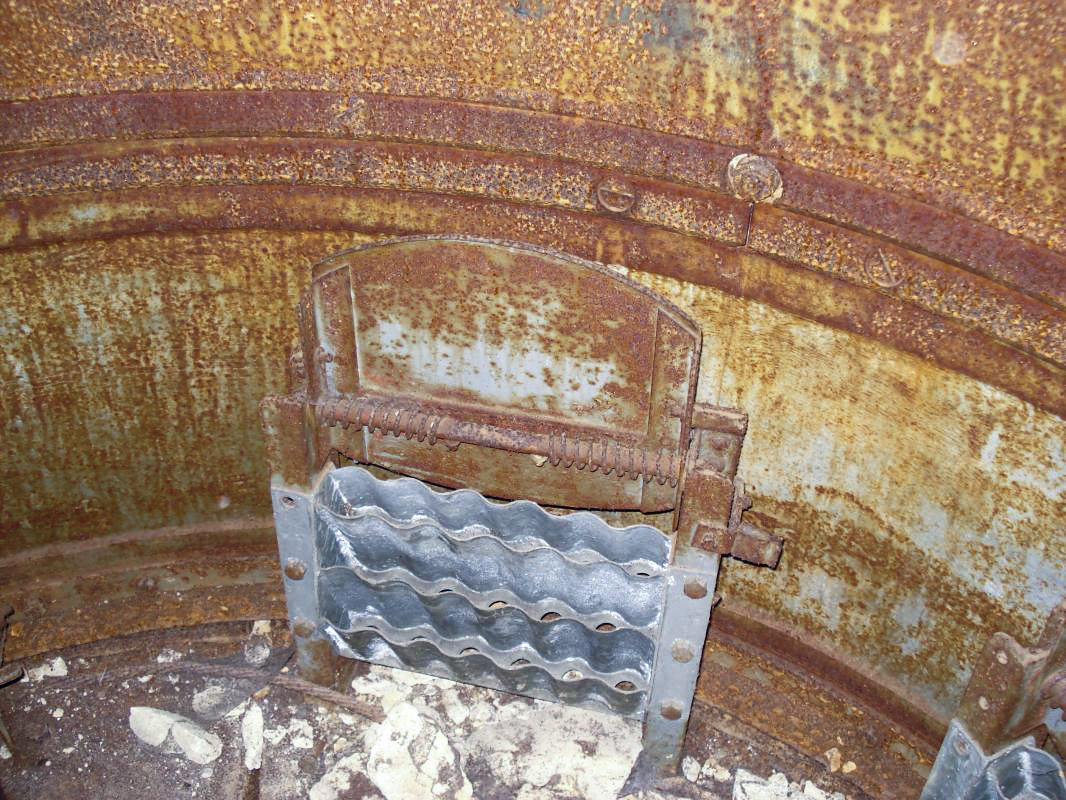 Ligne Maginot - GUERLETTE - (Casemate d'infanterie - double) - Cloche AM, siège et stockage d'obus 25mm - R Tucker