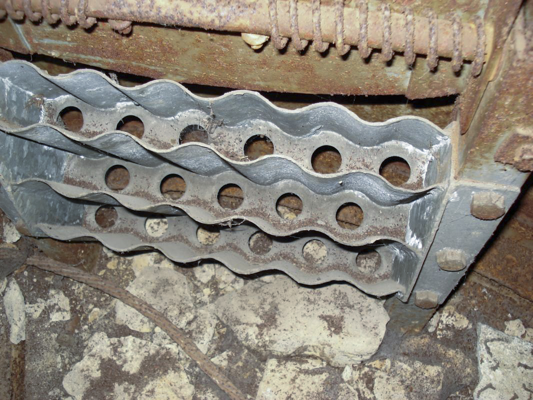 Ligne Maginot - GUERLETTE - (Casemate d'infanterie - double) - Cloche AM, siège et stockage d'obus 25mm - R Tucker