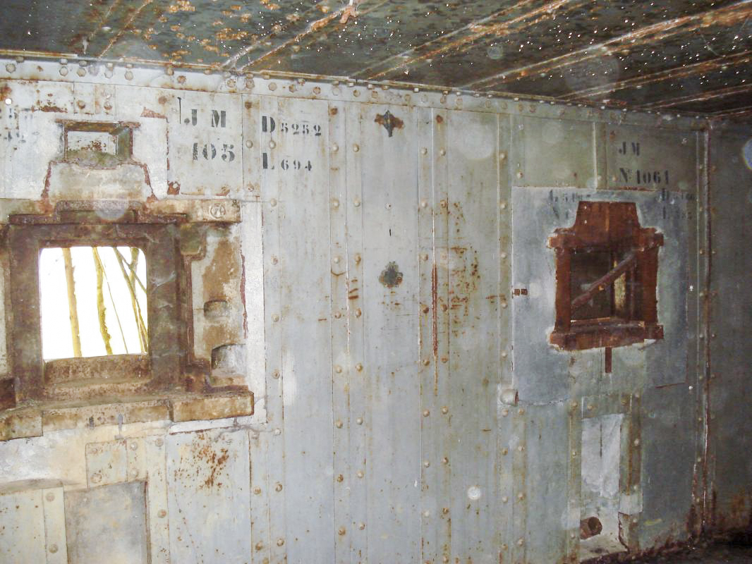 Ligne Maginot - GUERLETTE - (Casemate d'infanterie - double) - Chambre de tire sud-est, créneau AC/JM à gauche, Créneau JM à droite - R Tucker