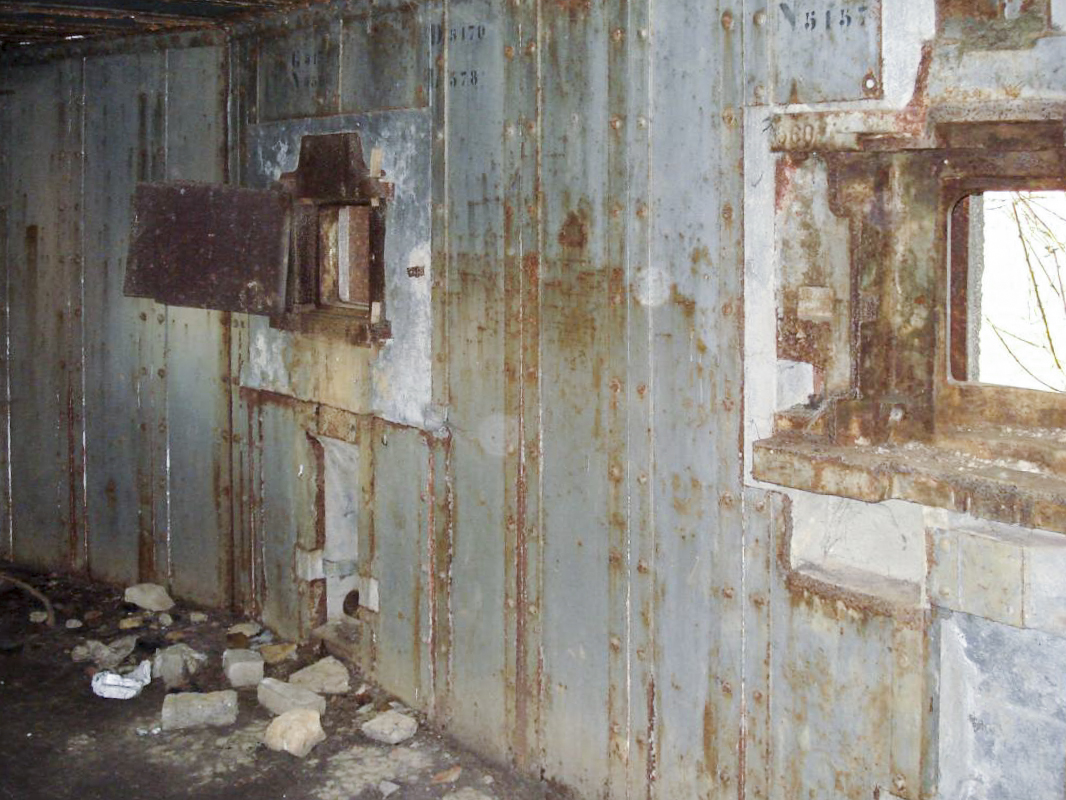Ligne Maginot - GUERLETTE - (Casemate d'infanterie - double) - Chambre de tire nord-ouest, créneau JM à gauche, créneau AC/JM à droite - R Tucker