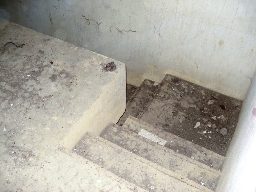 Ligne Maginot - GUERLETTE - (Casemate d'infanterie - double) - L'escalier vers le sous-sol - R Tucker