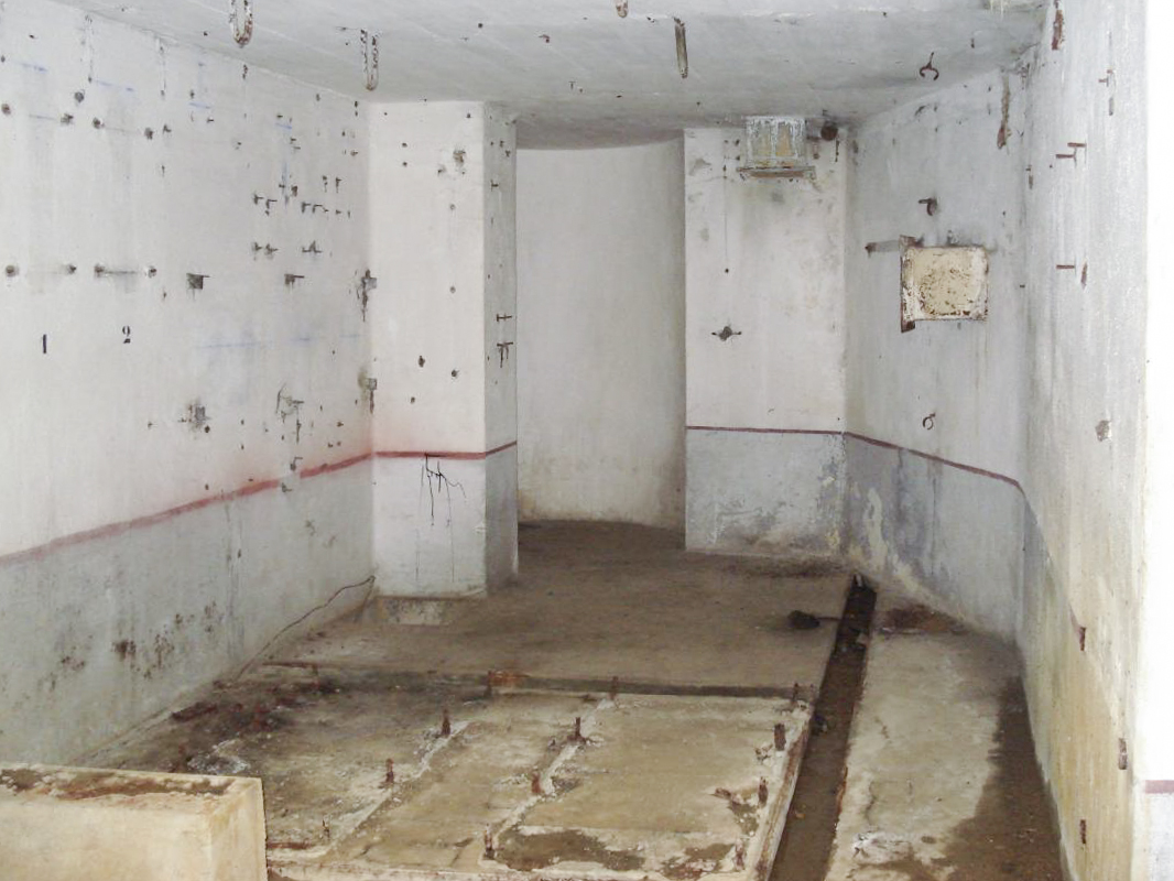 Ligne Maginot - GUERLETTE - (Casemate d'infanterie - double) - Emplacement du moteur - R Tucker