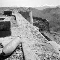 Ligne Maginot - JANUS - (Ouvrage d'artillerie) - Les extérieurs
Un obus italien (210?) non explosé sur les dessus du bloc 8
