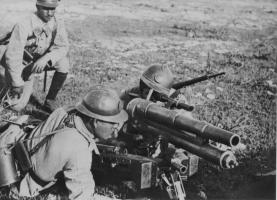 Ligne Maginot - Canon de 37 mle 1916 TR - Le canon et ses servants. 
Le tireur est à la  gauche de la pièce, le chargeur à la droite.
Le chef de pièce est en arrière
