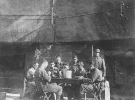 Ligne Maginot - IMMERHOF - A10 - (Ouvrage d'infanterie) - Repas pris devant l'ouvrage par l'équipe restée sur place et quelques soldats allemands