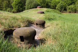 Ligne Maginot - IMMERHOF - A10 - (Ouvrage d'infanterie) - Bloc 1
Cloches de prise d'air
A l'arrière-plan la cloche factice et la tourelle du bloc 2