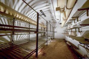 Ligne Maginot - JANUS - (Ouvrage d'artillerie) - Chambrée
Les latrines et les lavabos se trouvent à gauche de la galerie principale, les chambres de troupe et l'infirmerie à droite