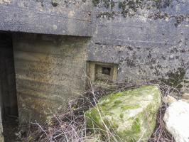Ligne Maginot - MITTELSMUEHLE OUEST - (Blockhaus pour canon) - L'entrée des hommes et le créneau FM de défense arrière.
