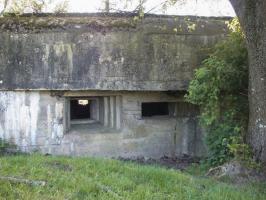Ligne Maginot - 102 - FOSSE COLIN NOIZET - (Blockhaus lourd type STG / STG-FCR - Double) - Façade de tir Est.
Créneau mitrailleuse à gauche et créneau arme anti-char à droite.
