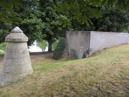 Ligne Maginot - 307 - PLACE DE LA GARE - (Blockhaus pour arme infanterie) - Vue prise dans son environnement côté étang.