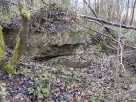 Ligne Maginot - 48BIS - BUTTE DE FRENOIS EST - (Blockhaus pour canon) - Créneau FM à l'angle faces frontale et gauche. 
Noter le béton tombé devant le créneau.