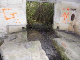 Ligne Maginot - C - OUEST DE FRENOIS - (Blockhaus pour canon) - Vue vers l'entrée. Noter que le bloc peut accepter les bêches des canons antichars de 25mm ou de 47mm