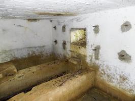 Ligne Maginot - 32A - SAINT OEUVRE - (Blockhaus pour canon) - Créneau gauche, AC.
Noter les 4 fixations sur le mur
