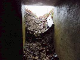 Ligne Maginot - CHAUMONT (SOUS-SECTEUR SEDAN - 147° RIF) - (PC de Sous-Secteur) - L'entrée sud
Remarquer l'impact dans le vestige de la porte