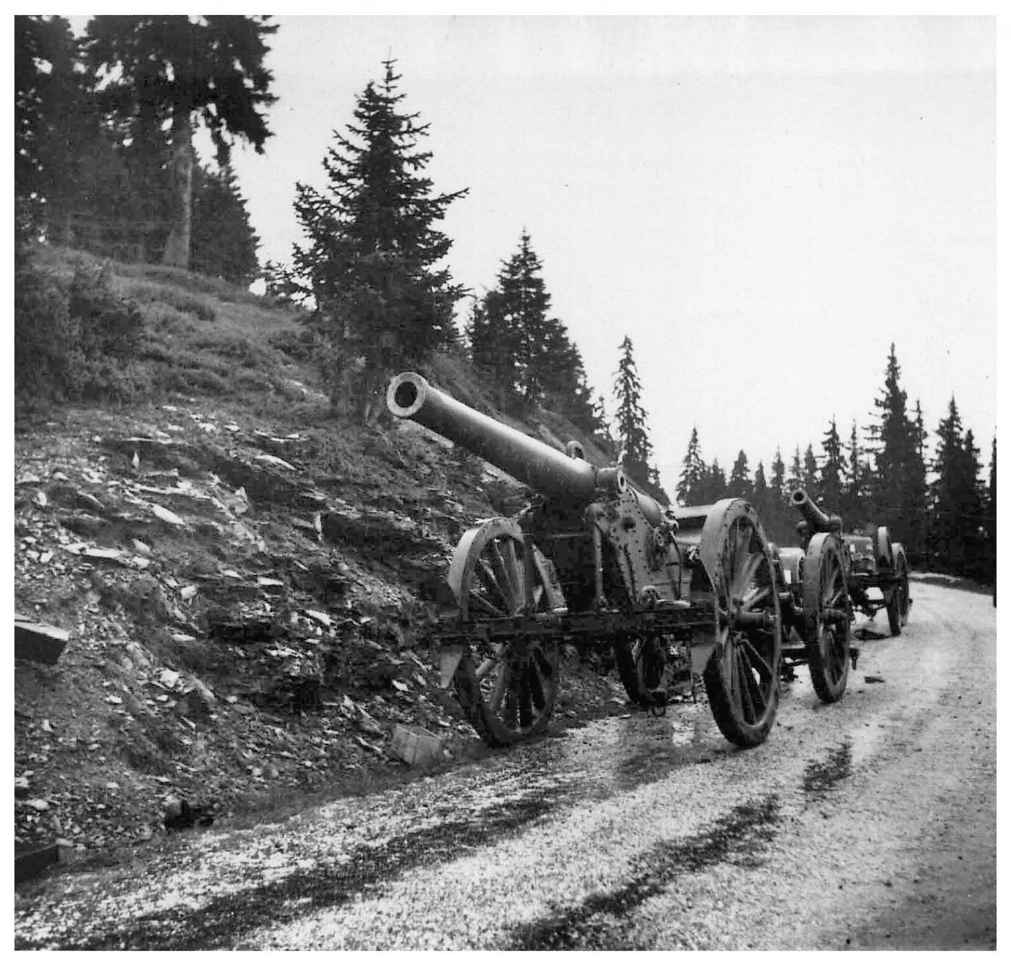 Ligne Maginot - Pièce de 120 L mod 1878 de Bange - Pièce de 120 L mod 1878 de Bange appartenant à la 9° Bie du IV/164°RAP abandonnée sur la route du Mont-Cenis 
Photo prise par l'armée italienne
