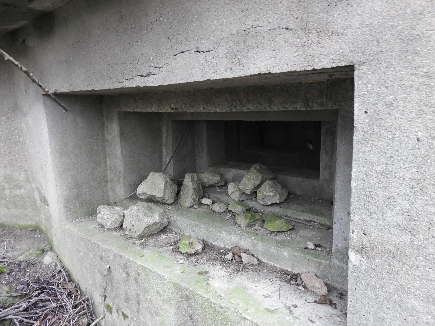 Ligne Maginot - WOLFSREDGEN EST - (Blockhaus pour canon) - Le créneaux de flanquement pour mitrailleuse. - STENGER Mathieu