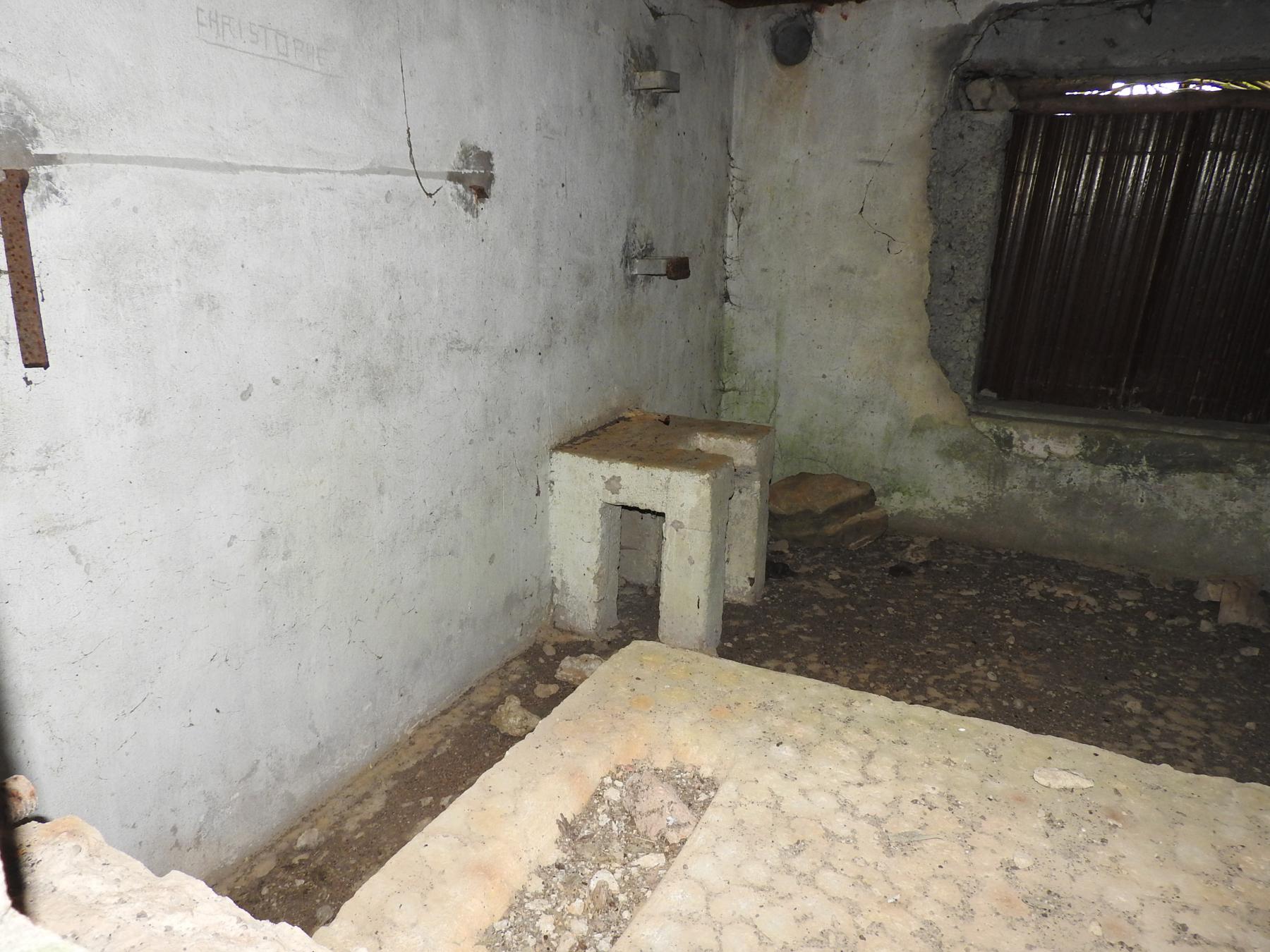 Ligne Maginot - WOLFSREDGEN EST - (Blockhaus pour canon) - L'un des massifs de stabilisation du canon et l'entrée matériel. - STENGER Mathieu