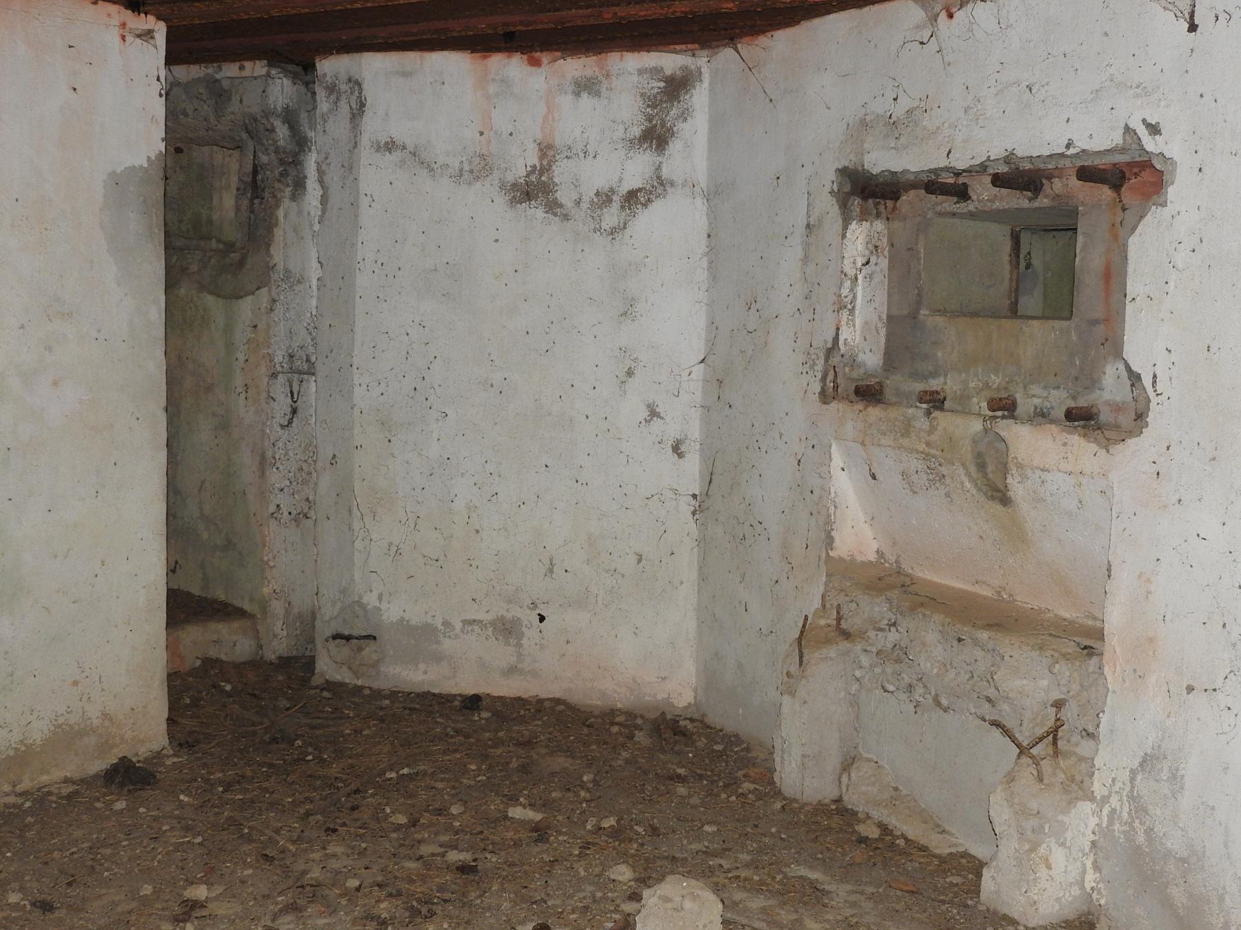 Ligne Maginot - WOLFSREDGEN EST - (Blockhaus pour canon) - La chambre de tir pour mitrailleuse et l'entrée hommes au fond. - STENGER Mathieu