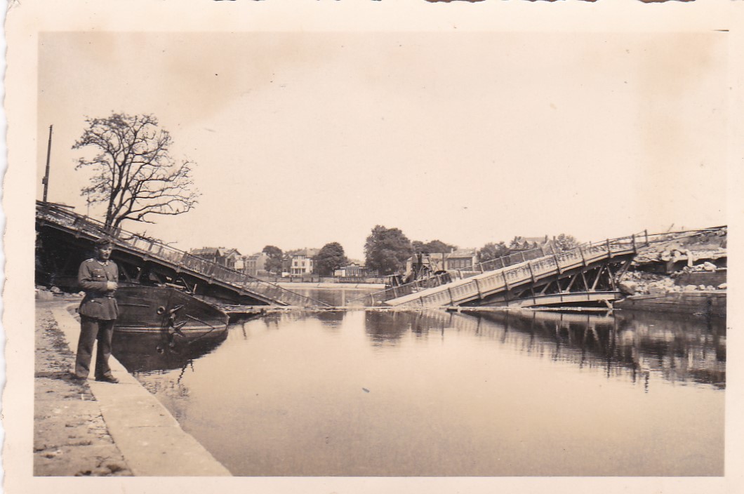 Ligne Maginot - 24BISLM - (DMP - Dispositif de Mine Permanent) - Remarquez la péniche partiellement submergée dans le canal. - Inconnu