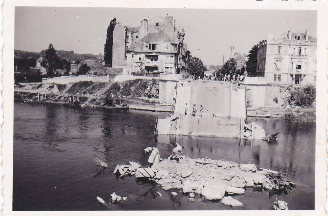 Ligne Maginot - 22LM - (DMP - Dispositif de Mine Permanent) - Vous pouvez juste distinguer les obstacles au début du pont. - Inconnu