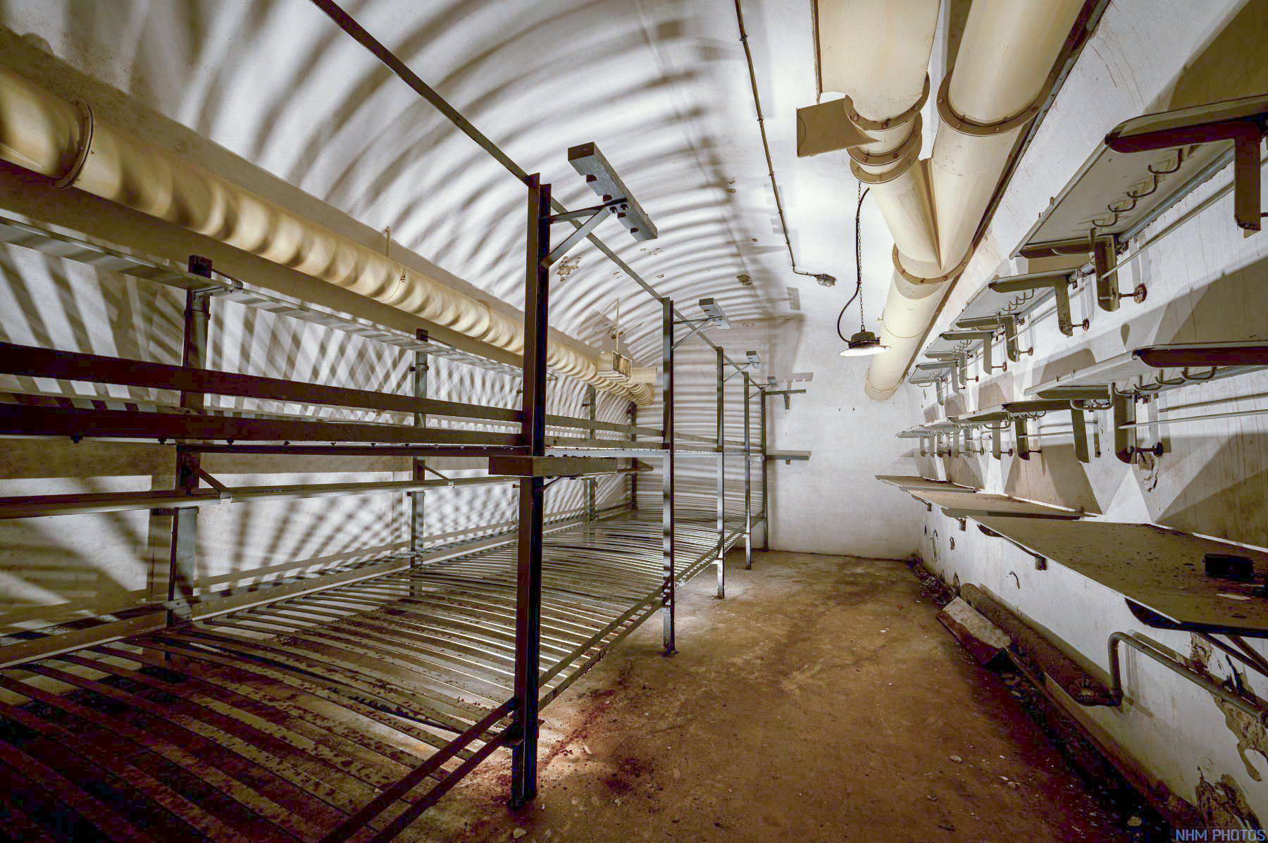 Ligne Maginot - JANUS - (Ouvrage d'artillerie) - Chambrée
Les latrines et les lavabos se trouvent à gauche de la galerie principale, les chambres de troupe et l'infirmerie à droite - Nicolas GUTH