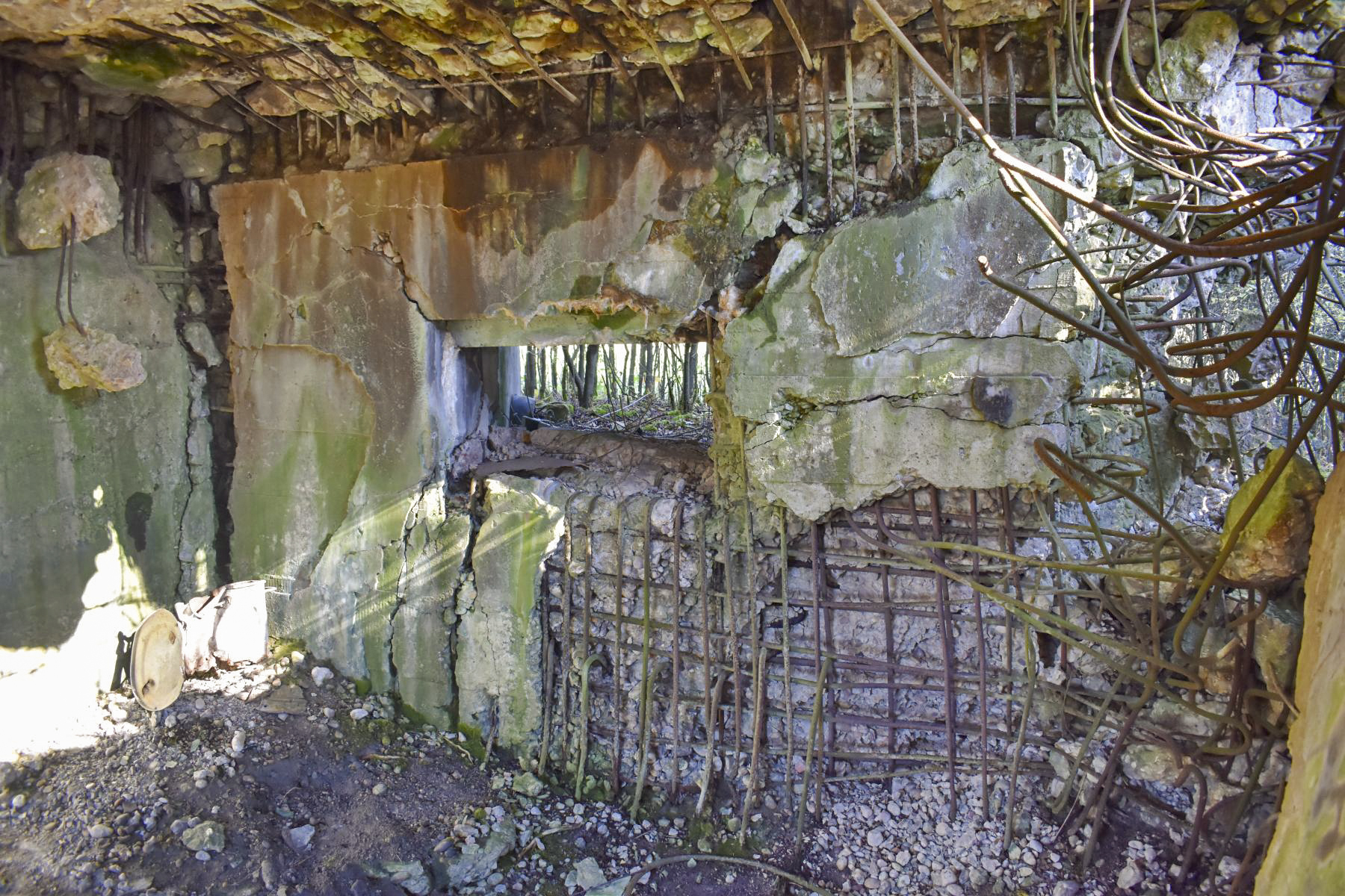 Ligne Maginot - C15N - LA BARRIERE 1 - (Blockhaus pour canon) - Créneau du canon antichar - Daniel Froehly
