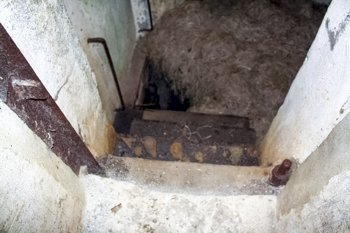 Ligne Maginot - GUEBENHOUSE 2 - (Blockhaus pour canon) - Attention au puits en bas des escaliers  - Michel & Philippe ZIMMER