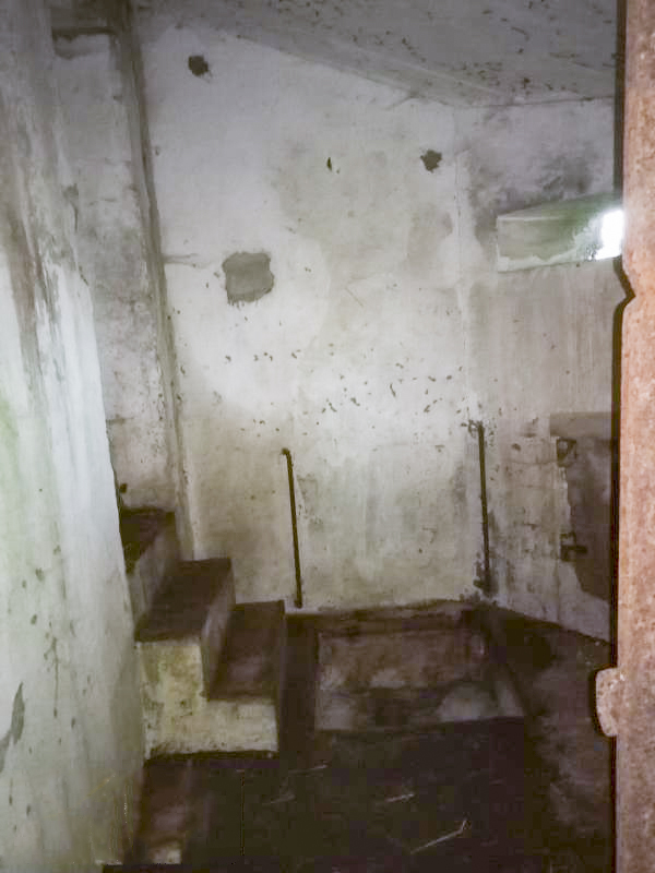 Ligne Maginot - GUEBENHOUSE 2 - (Blockhaus pour canon) - Attention au puits en bas des escaliers  - Jin Jac