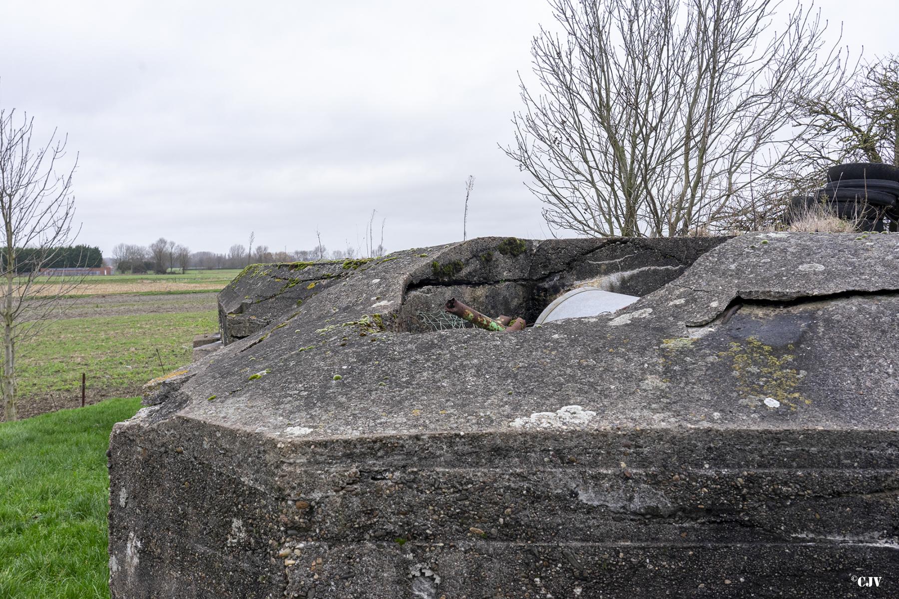Ligne Maginot - BEF 10 - CHATEAU DES BOIS EST - (Abri) - Le blockhaus était muni d'un poste d'observation - Lia VERMEULEN