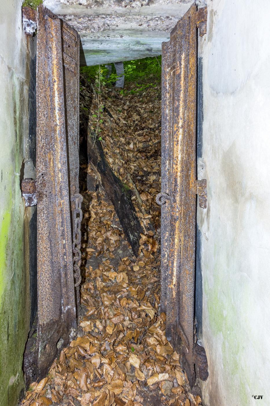 Ligne Maginot - HART OUEST 1 - (Observatoire indeterminé) - L'entrée avec des portes d'une Feste Allemande - Lia VERMEULEN