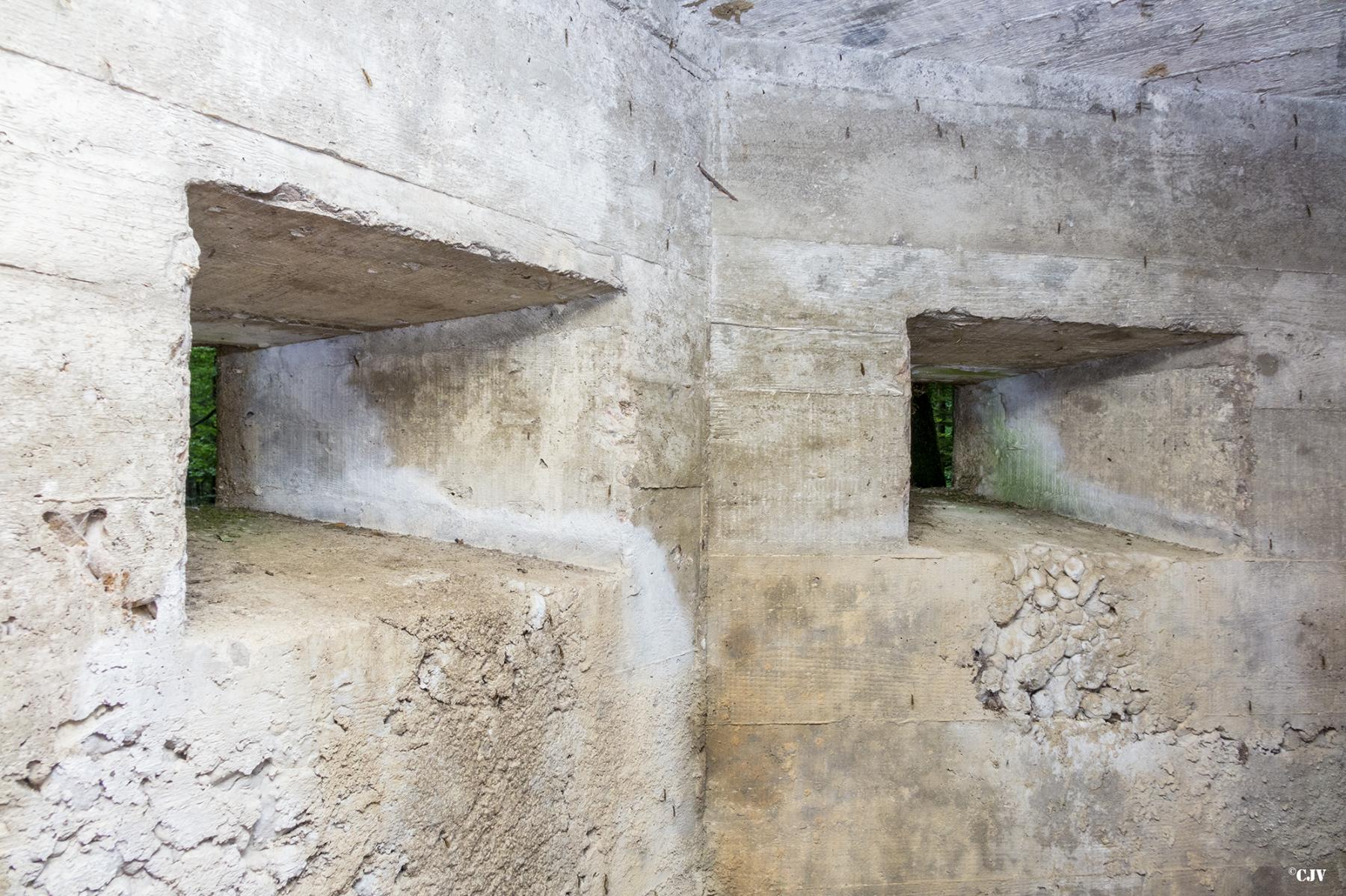 Ligne Maginot - HART OUEST 3 - (Blockhaus pour arme infanterie) - Les créneaux dans le couloir d'entrée - Lia VERMEULEN