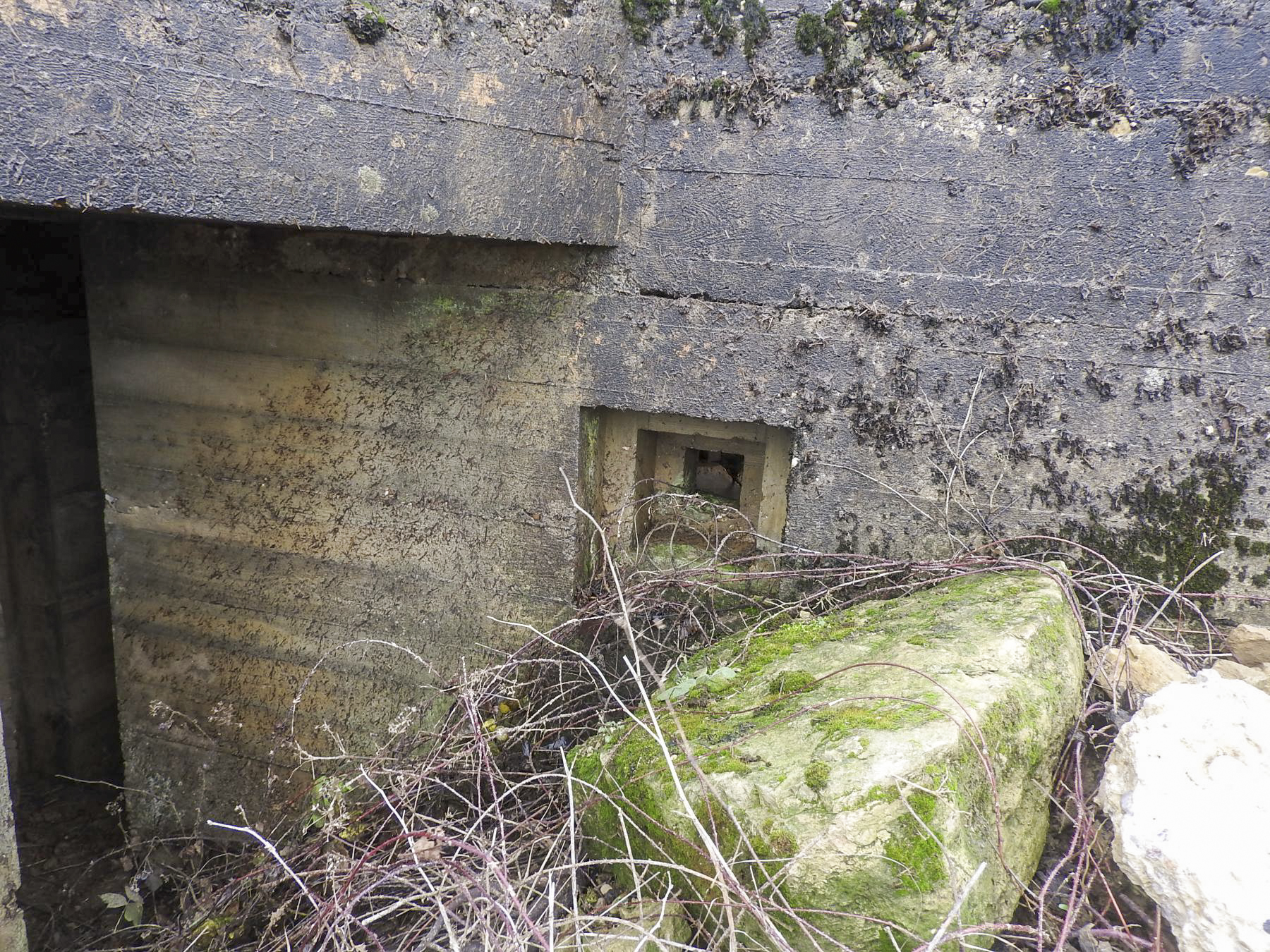 Ligne Maginot - MITTELSMUEHLE OUEST - (Blockhaus pour canon) - L'entrée des hommes et le créneau FM de défense arrière. - STENGER Mathieu