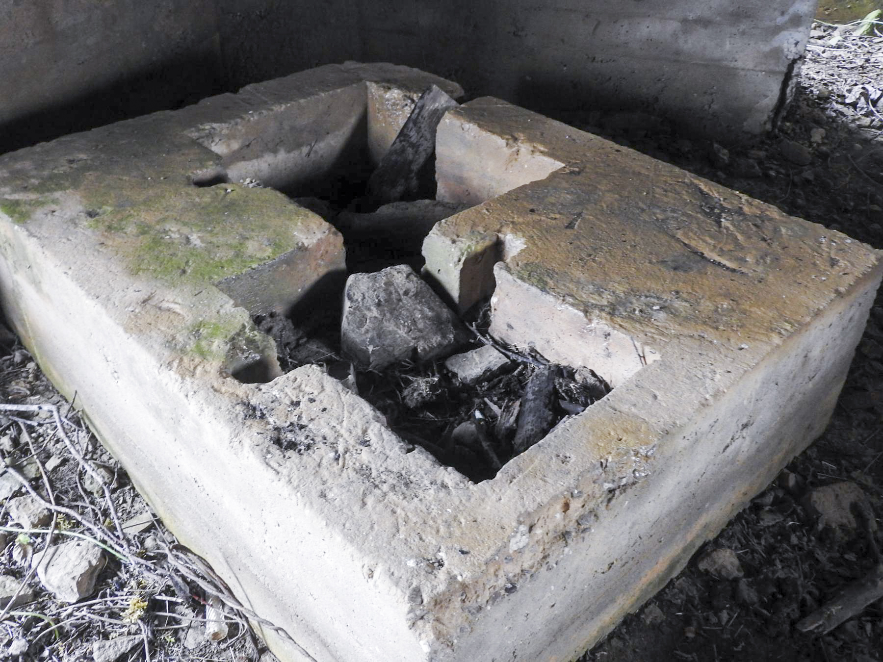 Ligne Maginot - MITTELSMUEHLE OUEST - (Blockhaus pour canon) - L'un des massifs avec les encoches de stabilisation du canon anti-char. - STENGER Mathieu