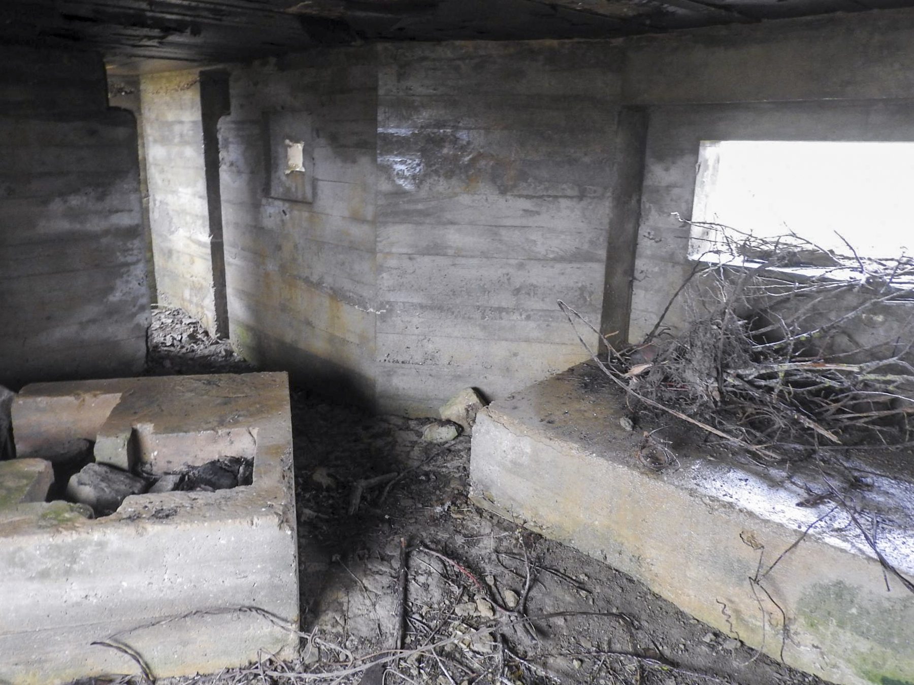 Ligne Maginot - MITTELSMUEHLE OUEST - (Blockhaus pour canon) - La chambre de tir avec l'entrée homme et le poste de tir coaxial du FM au fond. - STENGER Mathieu