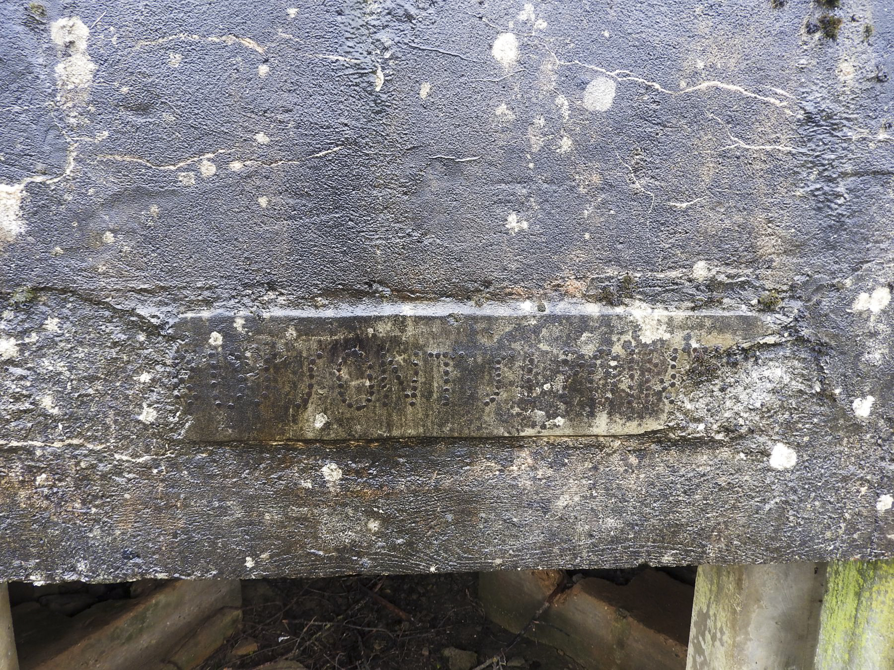 Ligne Maginot - MITTELSMUEHLE OUEST - (Blockhaus pour canon) - L'inscription en têtes de clous fichés dans le béton au dessus de l'entrée matériel. - STENGER Mathieu