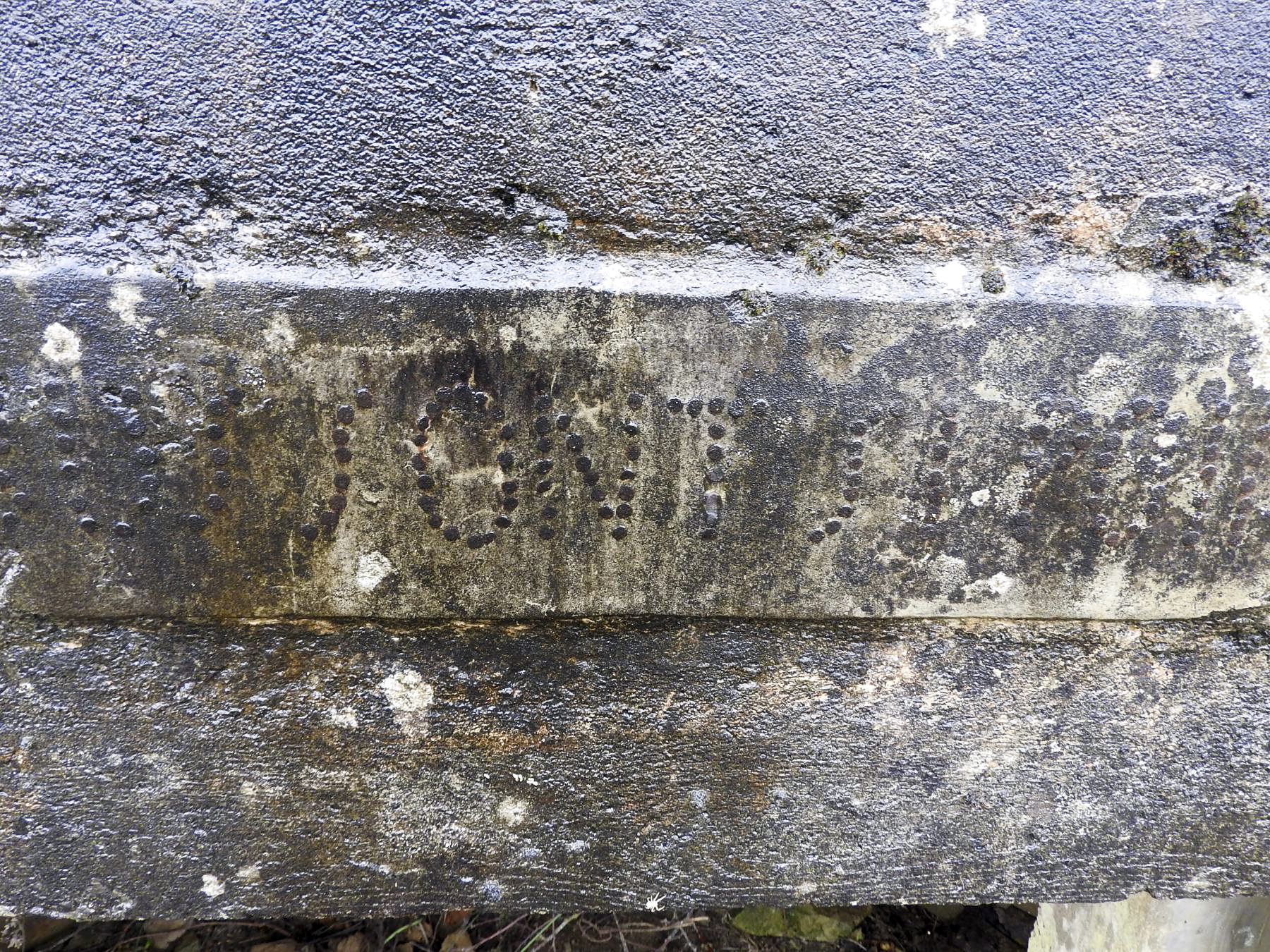 Ligne Maginot - MITTELSMUEHLE OUEST - (Blockhaus pour canon) - L'inscription en têtes de clous fichés dans le béton au dessus de l'entrée matériel. - STENGER Mathieu