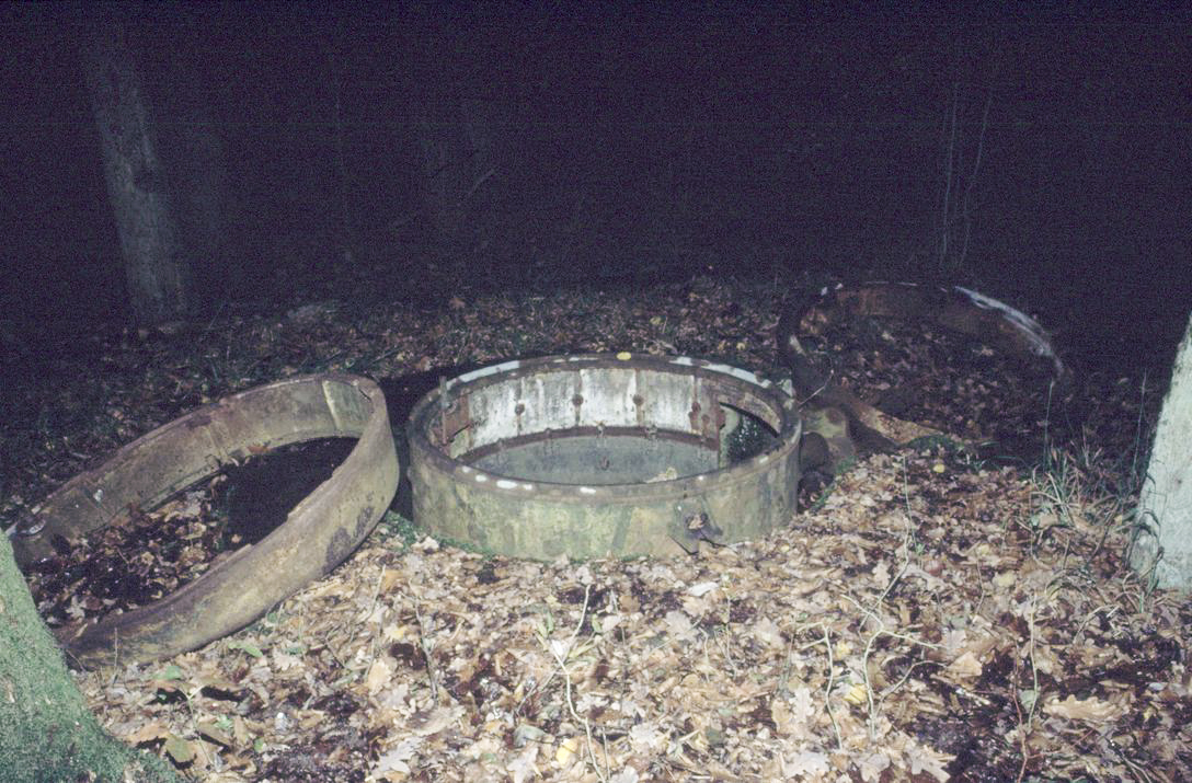 Ligne Maginot - HUEHNERBERG (TD N° 173) - (Cuve pour arme d'infanterie) - La TD n°173, qui était installée dans cet emplacement, dans son état de 1991 avant récupération et valorisation. - Marc et Lucas AMMANN
