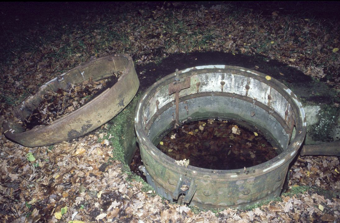 Ligne Maginot - HUEHNERBERG (TD N° 173) - (Cuve pour arme d'infanterie) - La TD n°173, qui était installée dans cet emplacement, dans son état de 1991 avant récupération et valorisation. - Marc et Lucas AMMANN