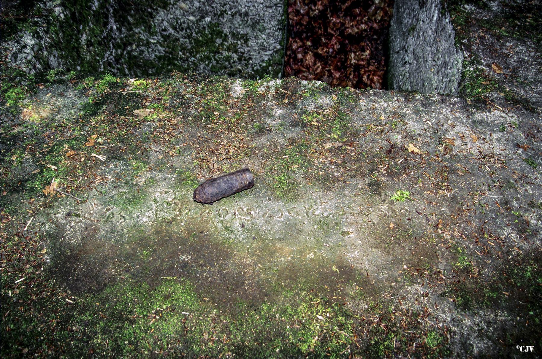 Ligne Maginot - KALMERICH 4 - (Observatoire d'infanterie) - Attention au texte dans le béton
'Les bigors sont passés par là' - Lia VERMEULEN
