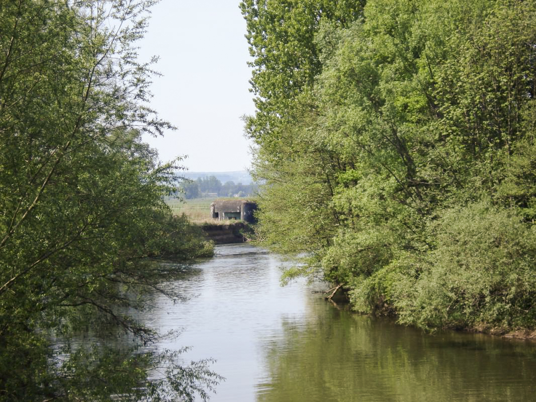 Ligne Maginot - A90 - BREVILLY A - (Blockhaus lourd type STG / STG-FCR - Simple) - Vue prise depuis  le pont voisin - R Tucker