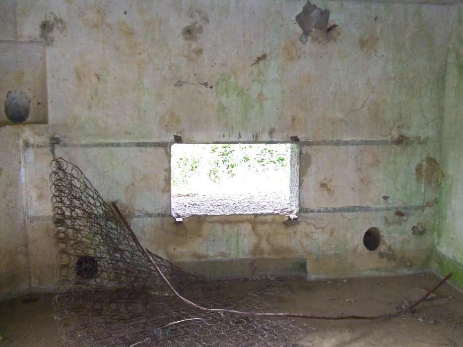 Ligne Maginot - A90 - BREVILLY A - (Blockhaus lourd type STG / STG-FCR - Simple) - Créneau AC vers l'ouest - Tom Combal