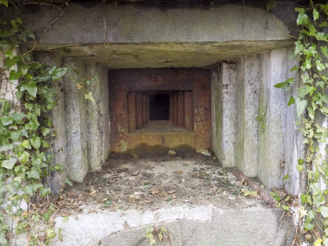 Ligne Maginot - 103 - CHATEAU BELLEVUE - (Blockhaus lourd type STG / STG-FCR - Double) - Face gauche, créneau Hotchkiss - R Tucker